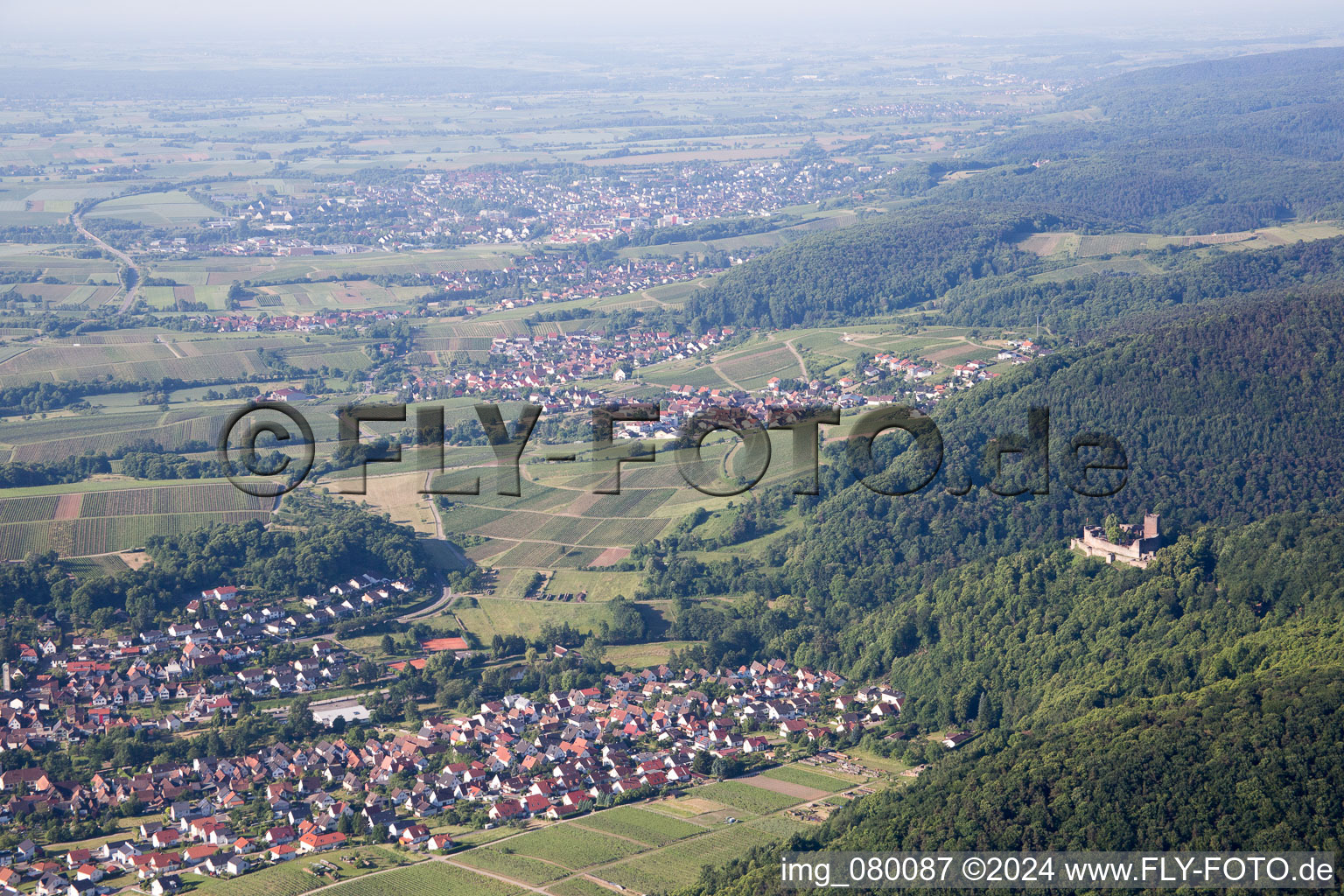 Burgruine Landeck am Haardtrand aus Norden in Klingenmünster im Bundesland Rheinland-Pfalz, Deutschland