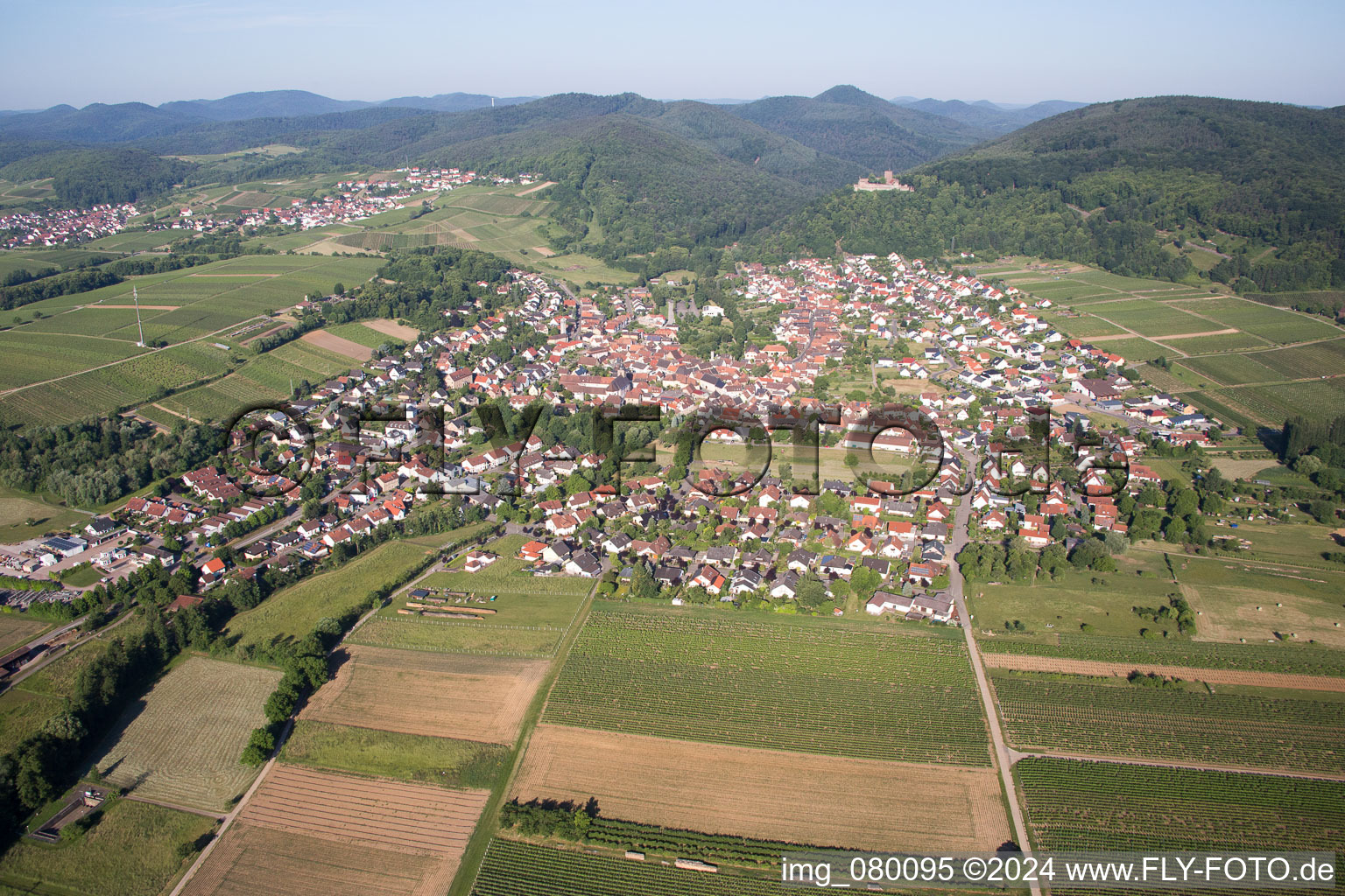 Burgruine Landeck am Haardtrand aus Osten in Klingenmünster im Bundesland Rheinland-Pfalz, Deutschland