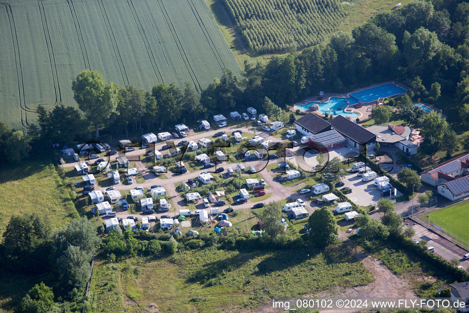 Schrägluftbild von Camping im Klingbachtal im Ortsteil Klingen in Heuchelheim-Klingen im Bundesland Rheinland-Pfalz, Deutschland