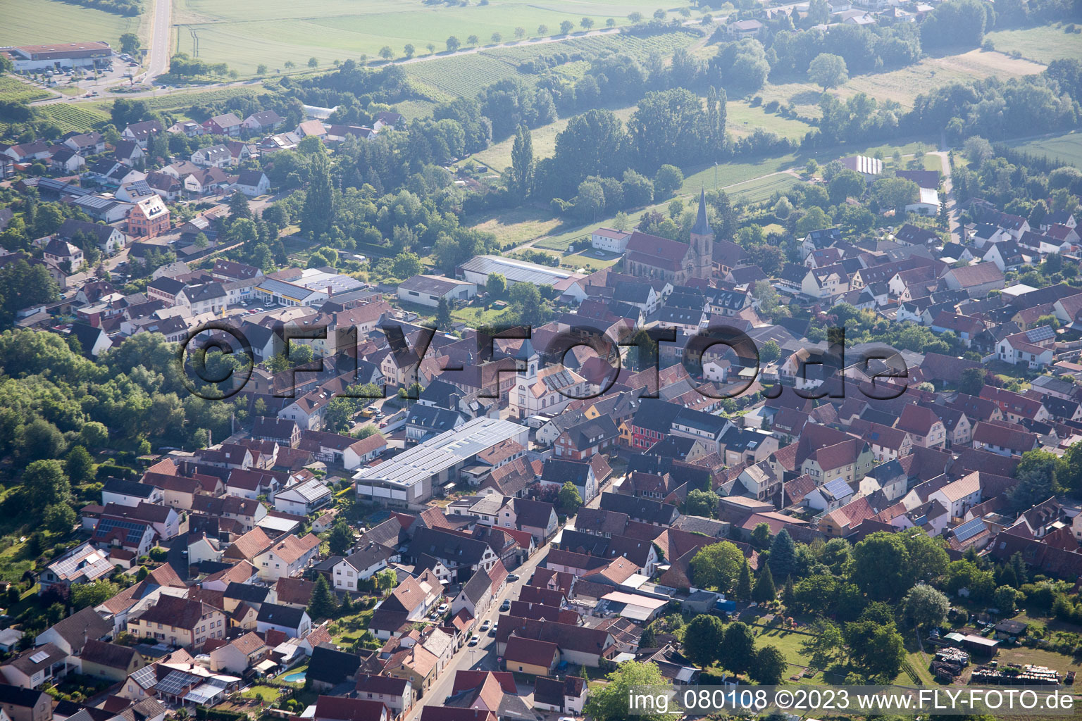 Ortsteil Ingenheim in Billigheim-Ingenheim im Bundesland Rheinland-Pfalz, Deutschland aus der Drohnenperspektive