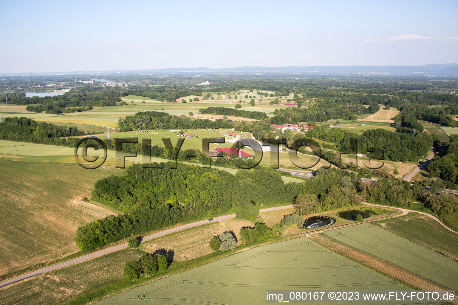 Neewiller-près-Lauterbourg im Bundesland Bas-Rhin, Frankreich aus der Drohnenperspektive