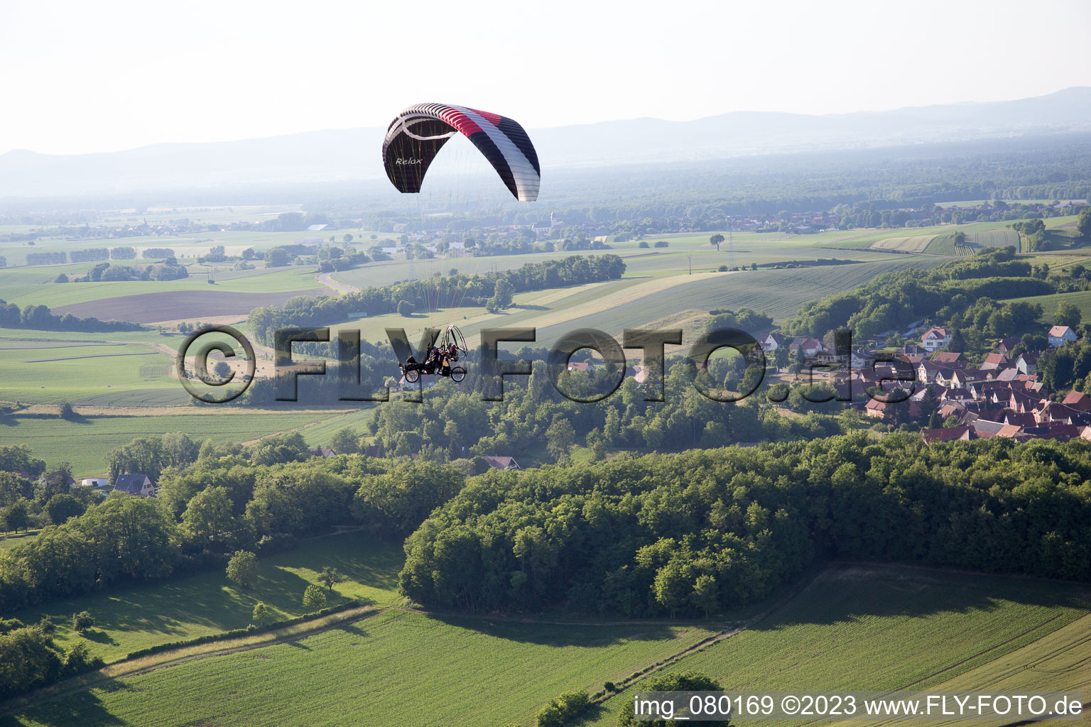 Neewiller-près-Lauterbourg im Bundesland Bas-Rhin, Frankreich von der Drohne aus gesehen