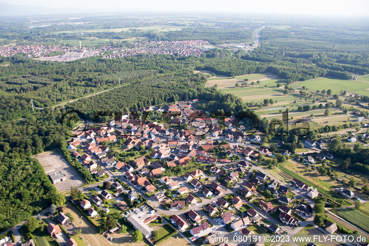 Schaffhouse-près-Seltz im Bundesland Bas-Rhin, Frankreich von einer Drohne aus