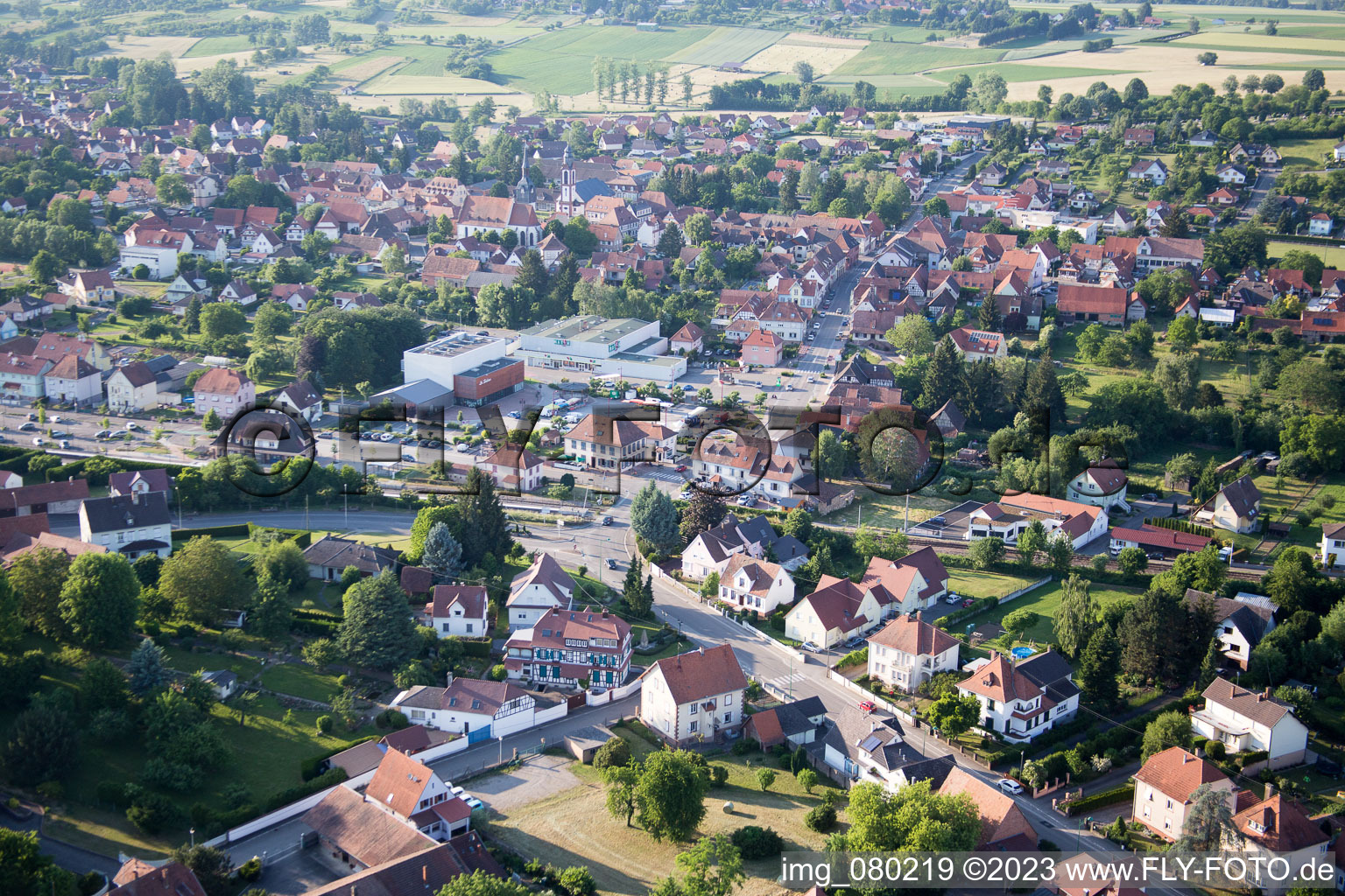 Drohnenbild von Soultz-sous-Forêts im Bundesland Bas-Rhin, Frankreich