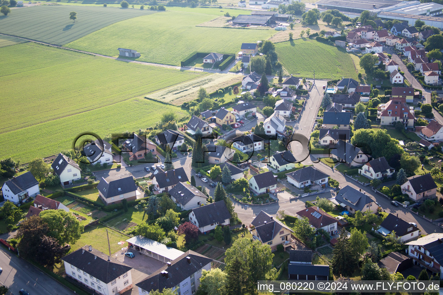 Soultz-sous-Forêts im Bundesland Bas-Rhin, Frankreich aus der Drohnenperspektive