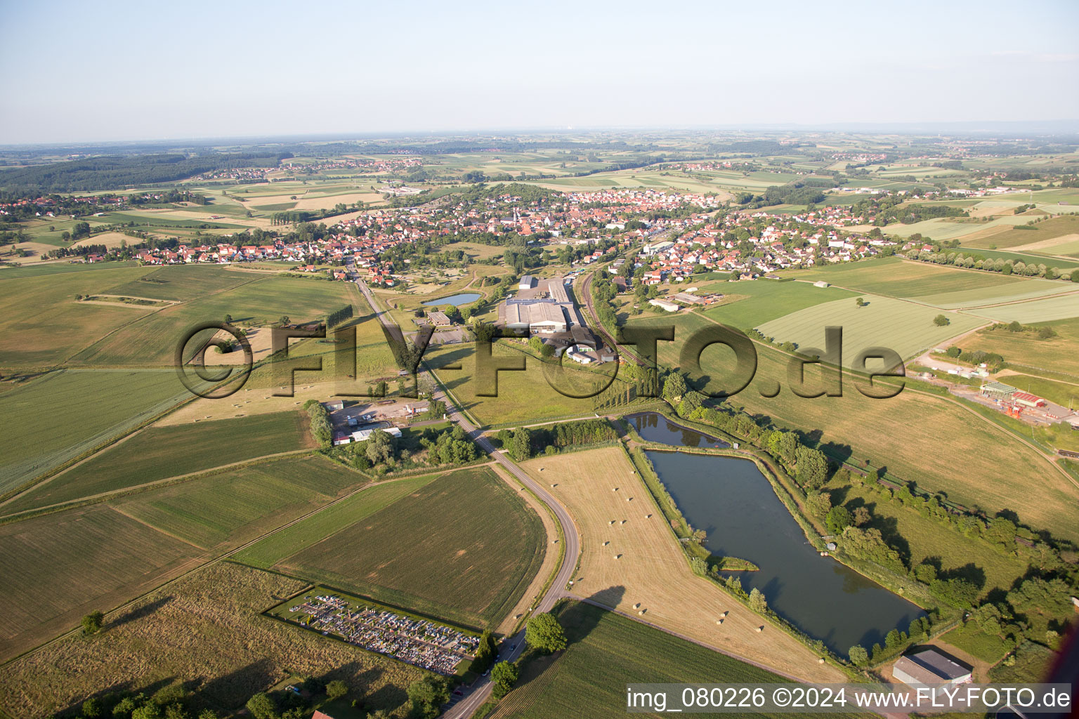 Luftbild von Soultz-sous-Forêts im Bundesland Bas-Rhin, Frankreich