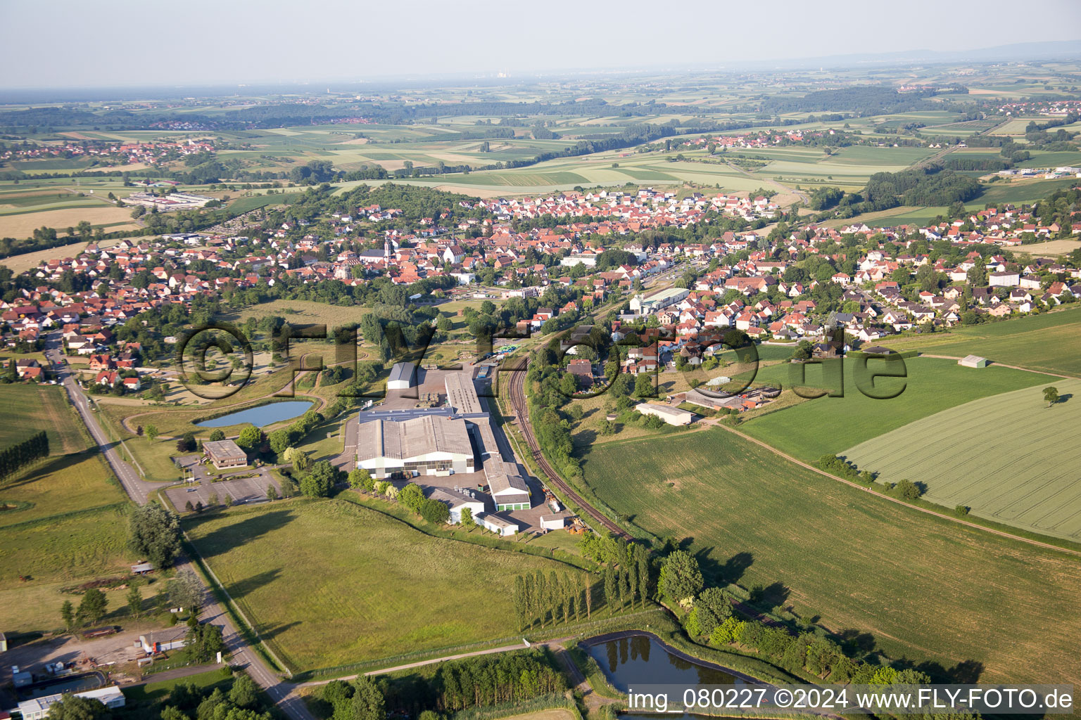 Luftaufnahme von Soultz-sous-Forêts im Bundesland Bas-Rhin, Frankreich