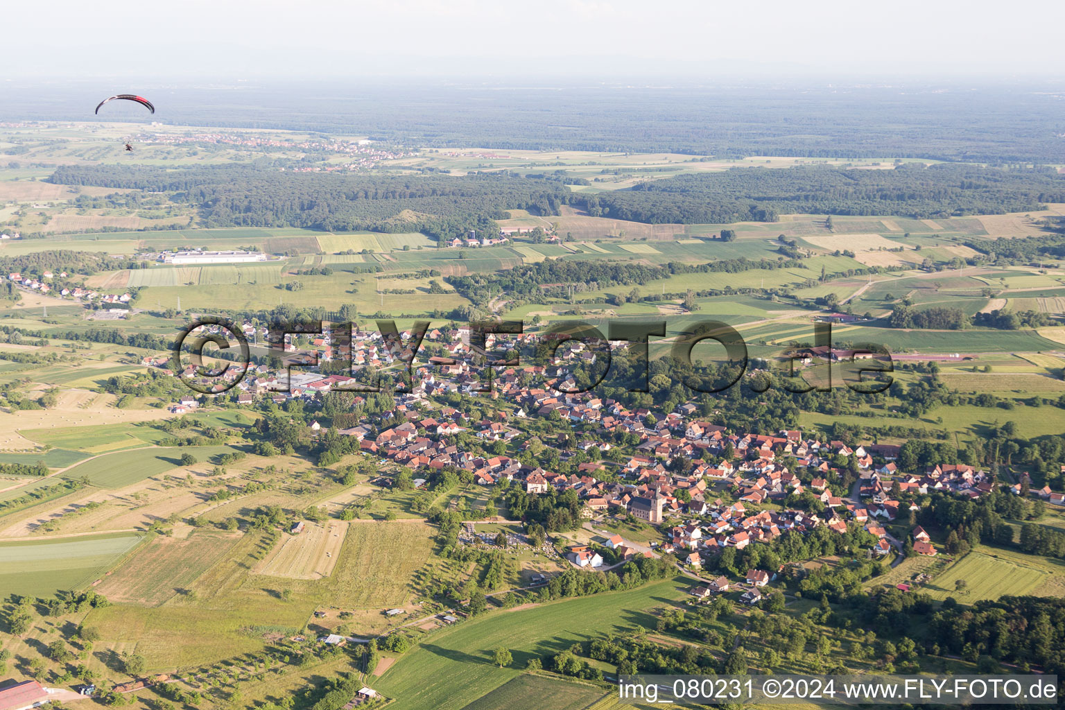 Dorf - Ansicht am Rande von landwirtschaftlichen Feldern und Nutzflächen in Preuschdorf in Grand Est im Bundesland Bas-Rhin, Frankreich