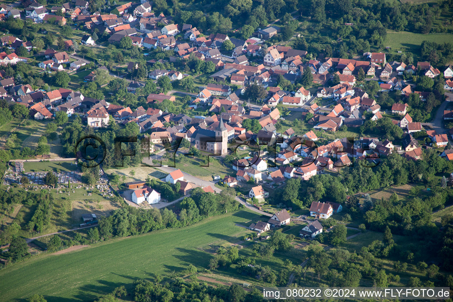 Schrägluftbild von Mitschdorf im Bundesland Bas-Rhin, Frankreich