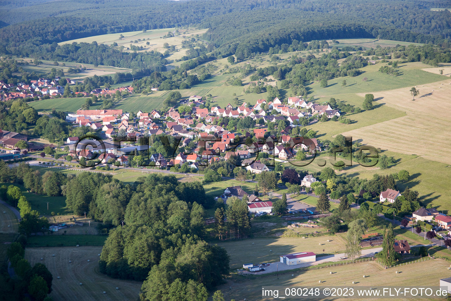 Schrägluftbild von Lembach im Bundesland Bas-Rhin, Frankreich