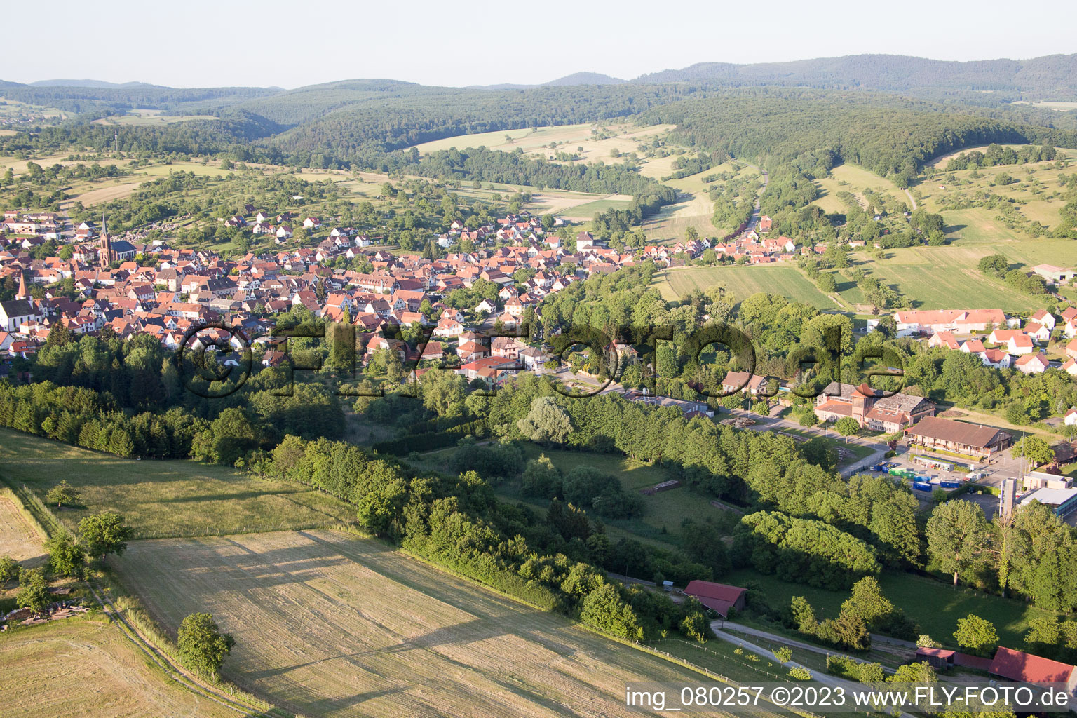 Lembach im Bundesland Bas-Rhin, Frankreich aus der Drohnenperspektive