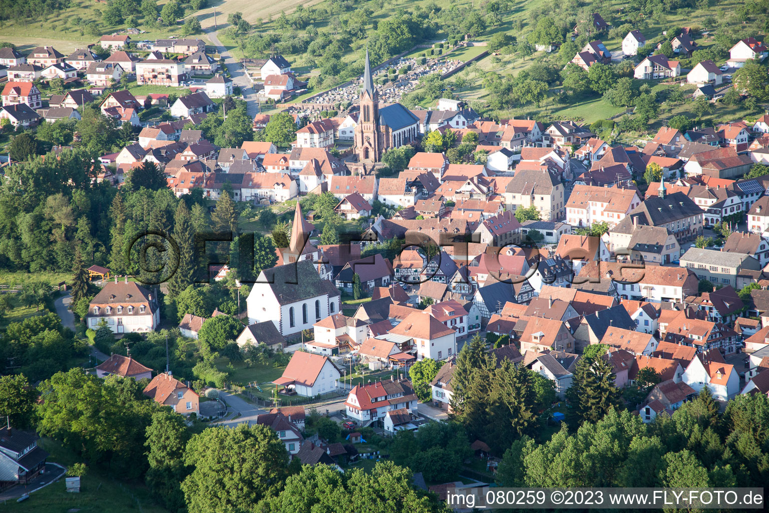 Lembach im Bundesland Bas-Rhin, Frankreich von der Drohne aus gesehen