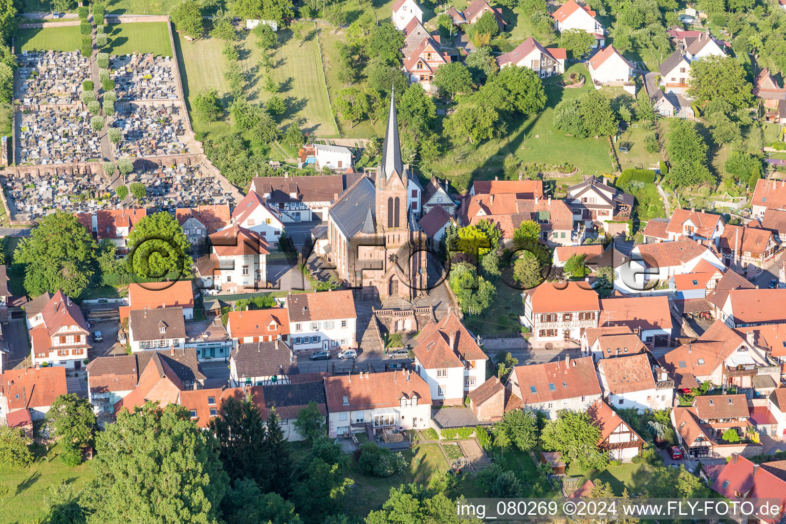 Luftbild von Kirchengebäude der Conseil Fabrique de l'Eglise Catholique in Lembach in Grand Est im Bundesland Bas-Rhin, Frankreich