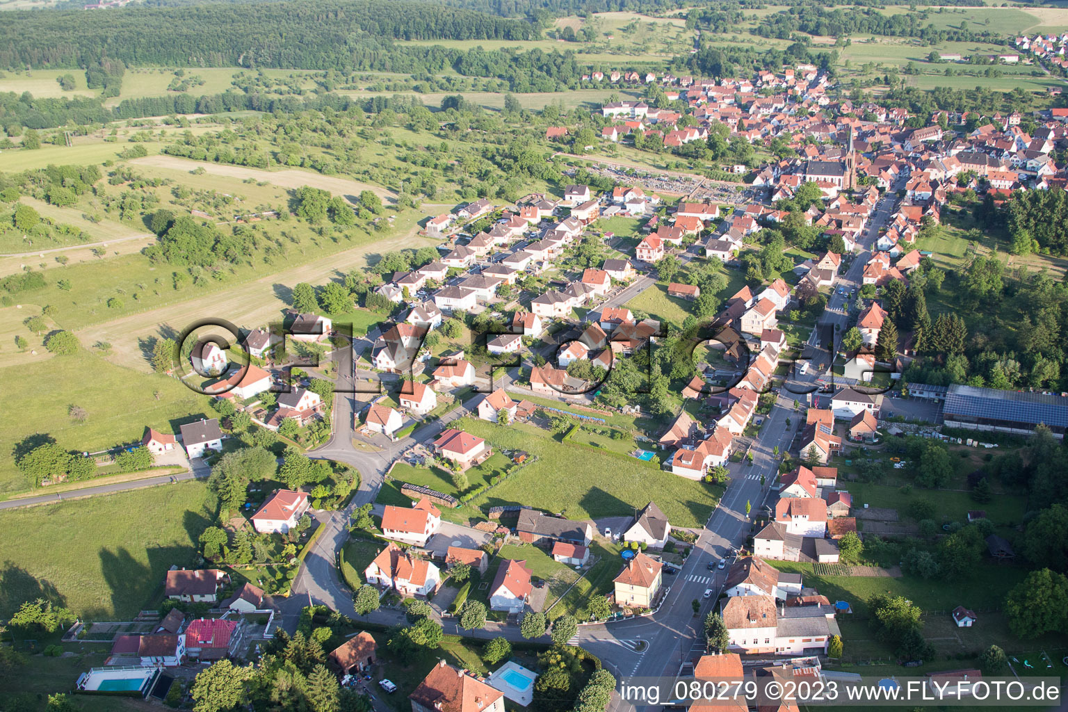 Lembach im Bundesland Bas-Rhin, Frankreich von der Drohne aus gesehen