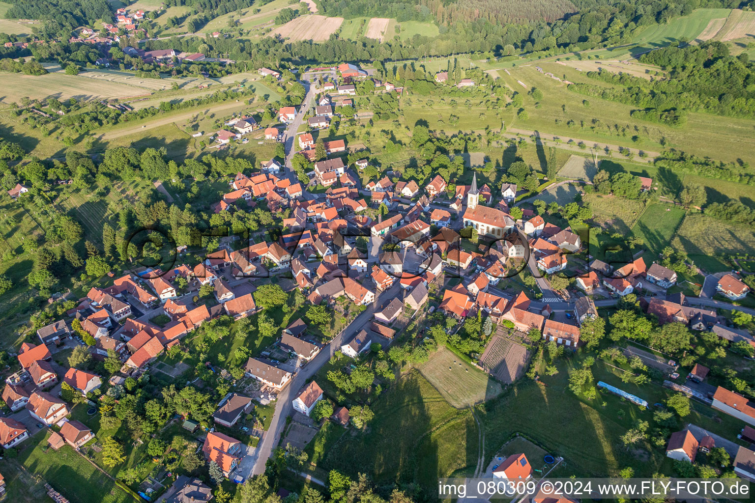 Dorf - Ansicht am Rande von landwirtschaftlichen Feldern und Nutzflächen in Wingen in Grand Est im Bundesland Bas-Rhin, Frankreich