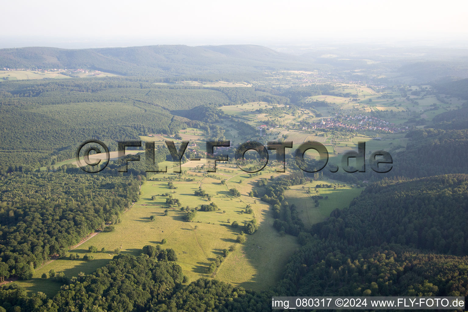 Drohnenaufname von Wingen im Bundesland Bas-Rhin, Frankreich