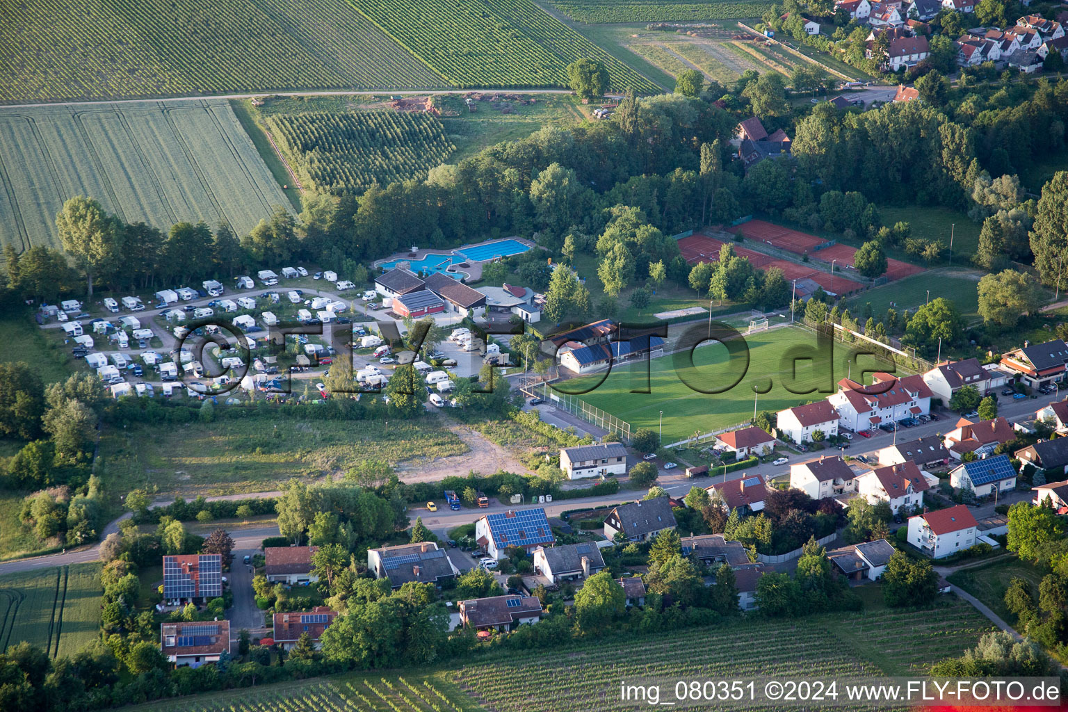 Camping im Klingbachtal im Ortsteil Klingen in Heuchelheim-Klingen im Bundesland Rheinland-Pfalz, Deutschland aus der Luft