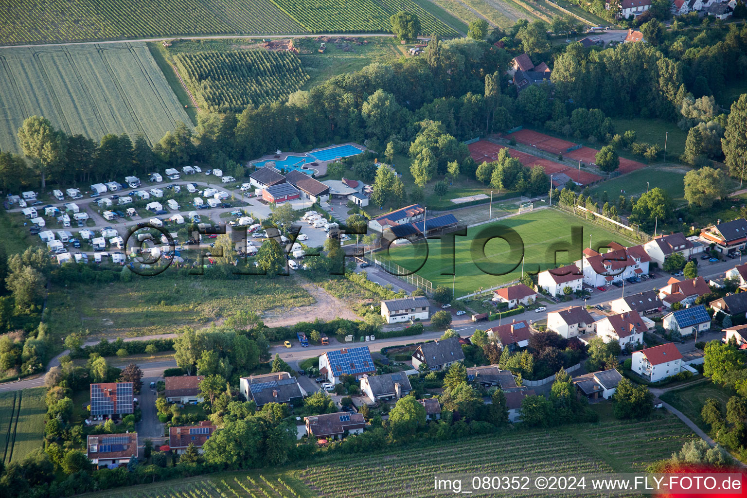 Camping im Klingbachtal im Ortsteil Klingen in Heuchelheim-Klingen im Bundesland Rheinland-Pfalz, Deutschland von oben gesehen