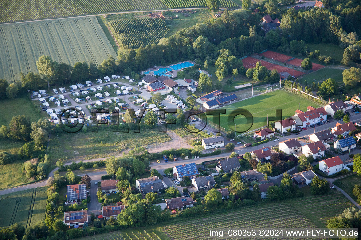 Camping im Klingbachtal im Ortsteil Klingen in Heuchelheim-Klingen im Bundesland Rheinland-Pfalz, Deutschland vom Flugzeug aus