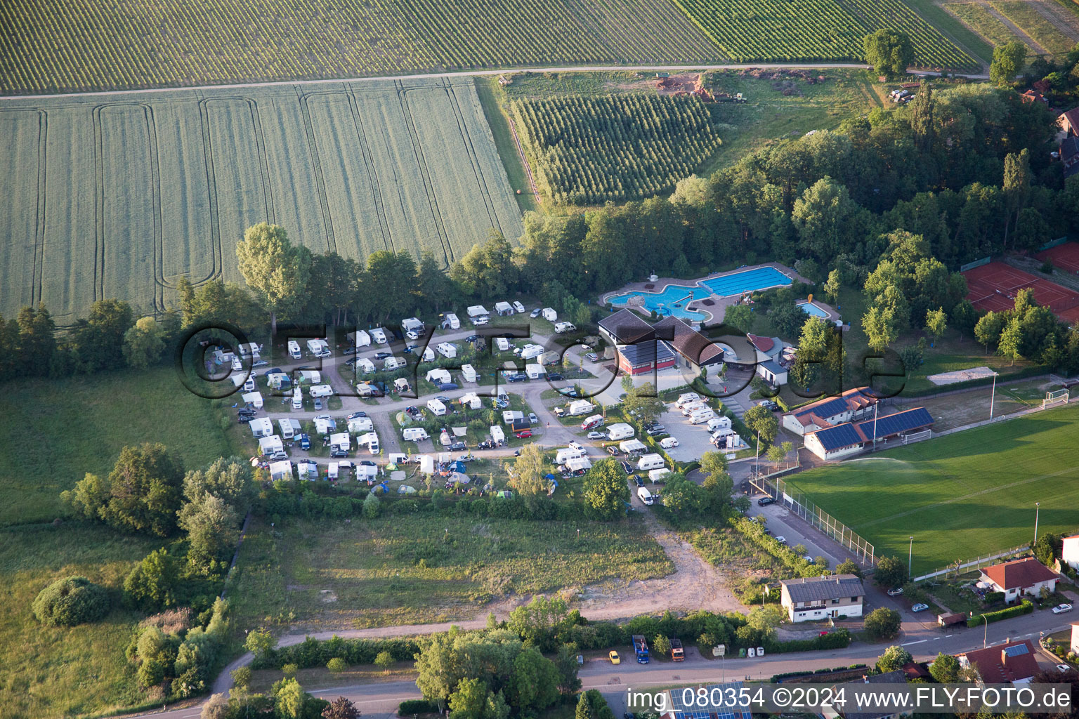 Schrägluftbild von Wohnwagen und Zelte- Campingplatz - und Zeltplatz am Freibad im Ortsteil Ingenheim in Billigheim-Ingenheim im Bundesland Rheinland-Pfalz, Deutschland