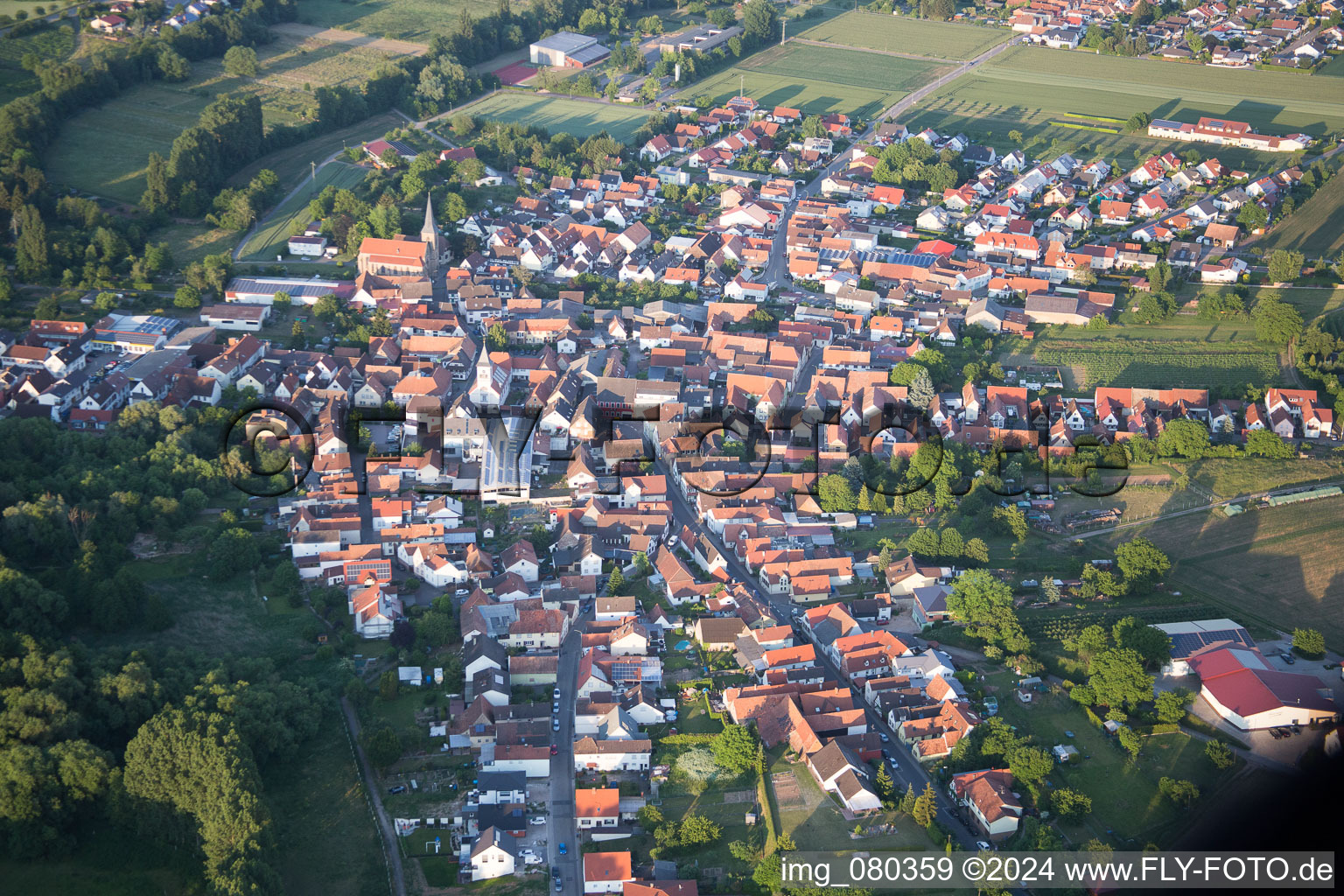 Ortsansicht der Straßen und Häuser der Wohngebiete in Billigheim-Ingenheim im Bundesland Rheinland-Pfalz, Deutschland