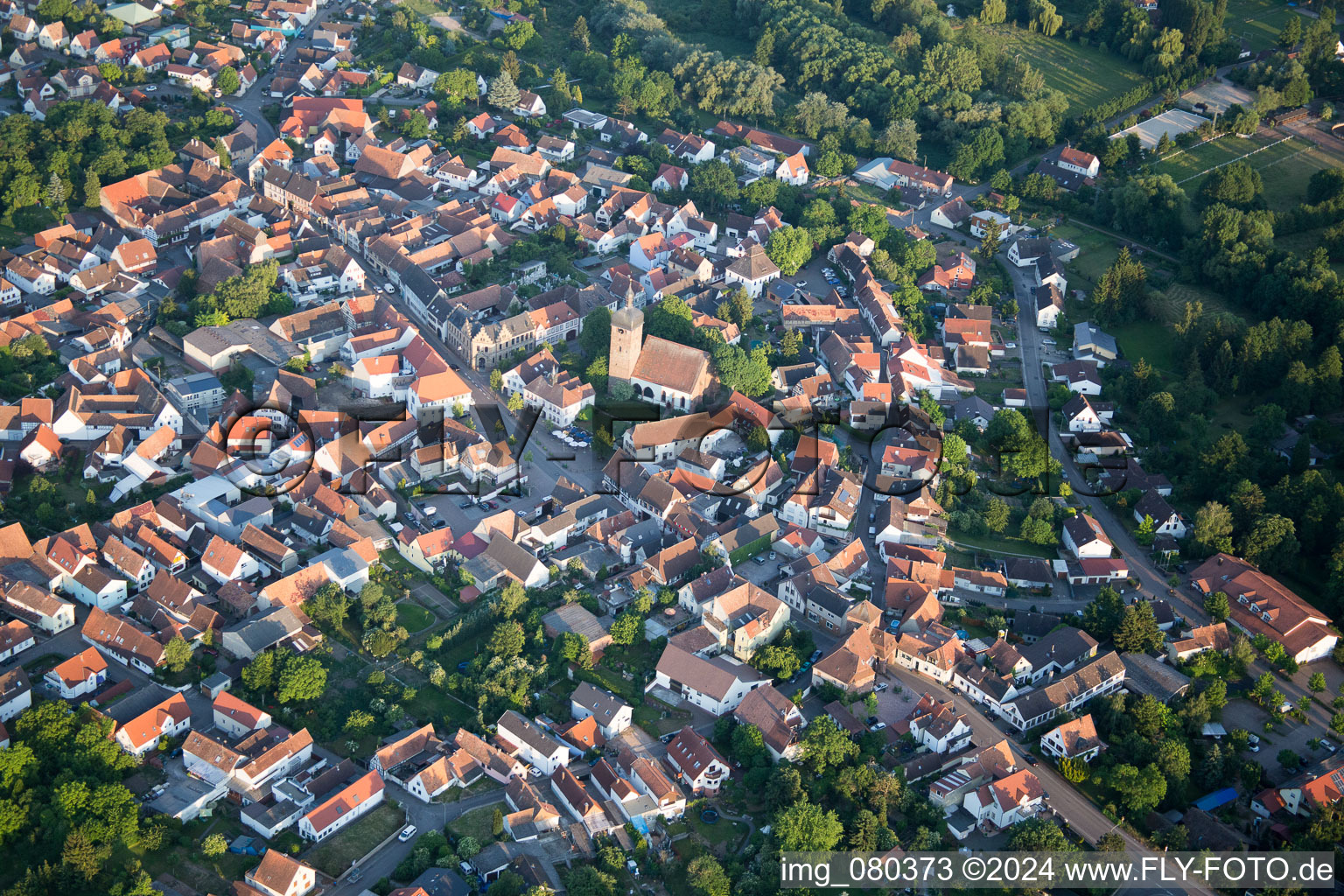 Luftbild von Ortsansicht der Straßen und Häuser der Wohngebiete in Billigheim-Ingenheim im Bundesland Rheinland-Pfalz, Deutschland