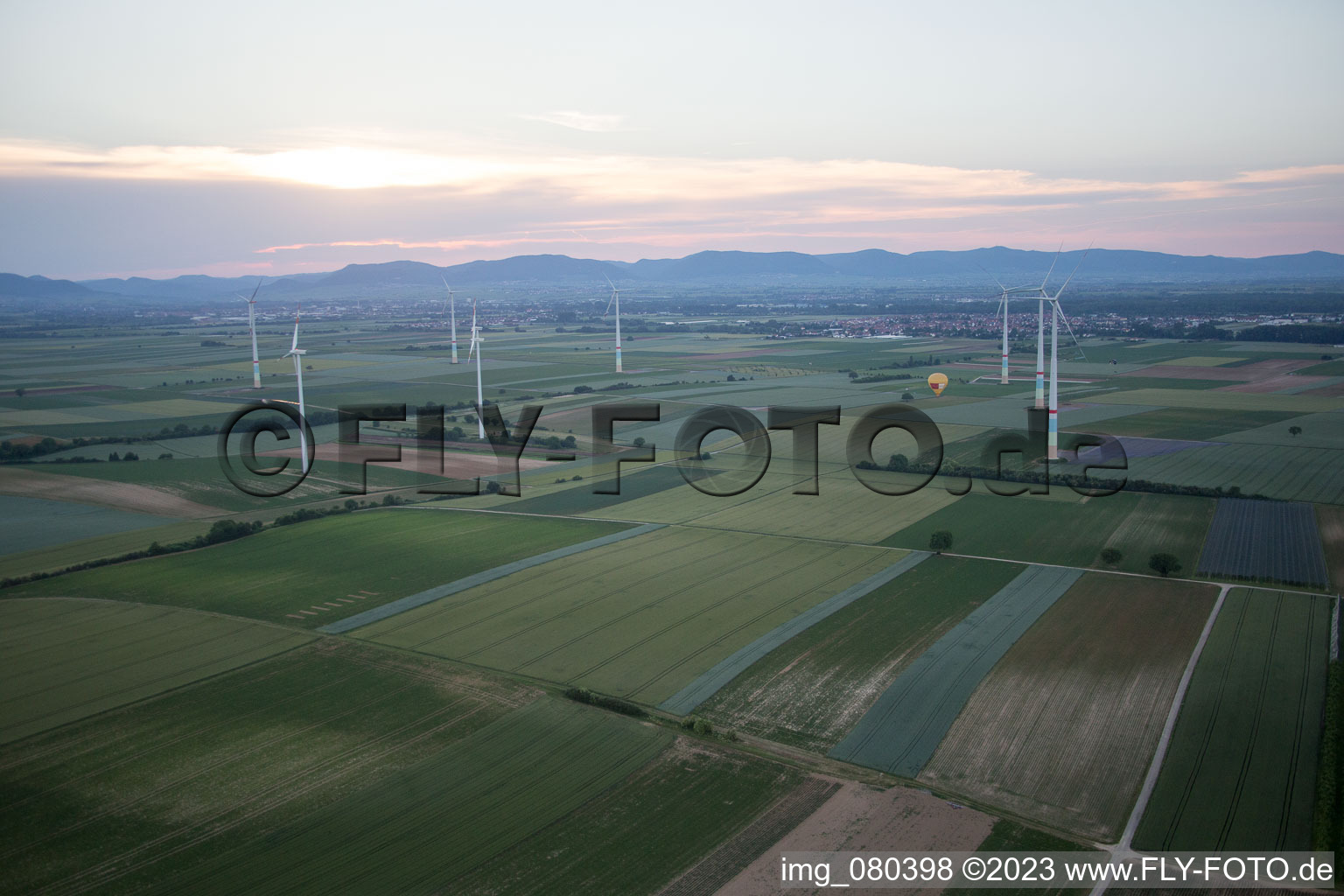 Heissluftballon zwischen Windkraftanlagen im Ortsteil Herxheim in Herxheim bei Landau/Pfalz im Bundesland Rheinland-Pfalz, Deutschland