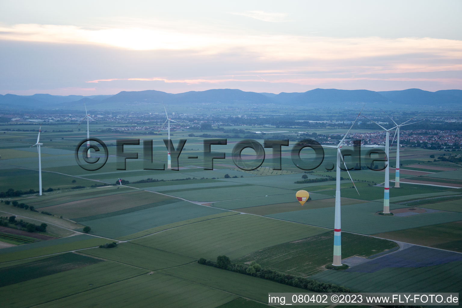 Heissluftballon zwischen Windkraftanlagen in Offenbach an der Queich im Bundesland Rheinland-Pfalz, Deutschland
