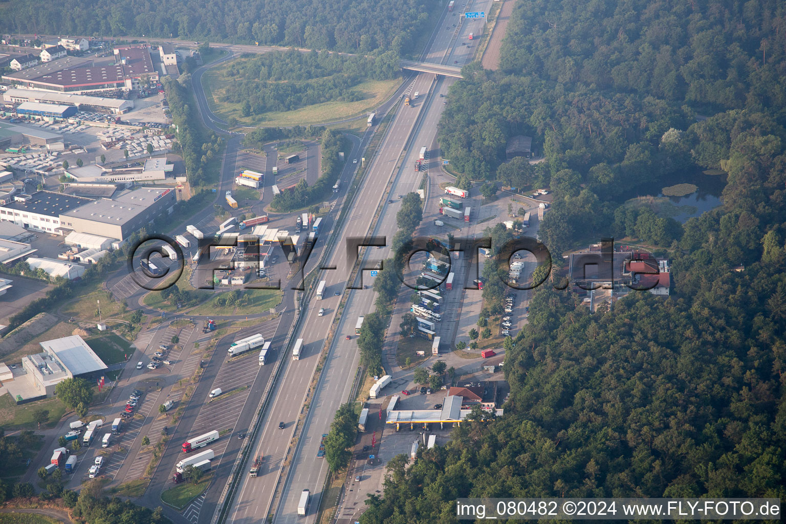 Luftbild von Autobahn Raststätte an der Verkehrsführung und den Fahrtrichtungen der BAB A5 in Forst im Bundesland Baden-Württemberg, Deutschland