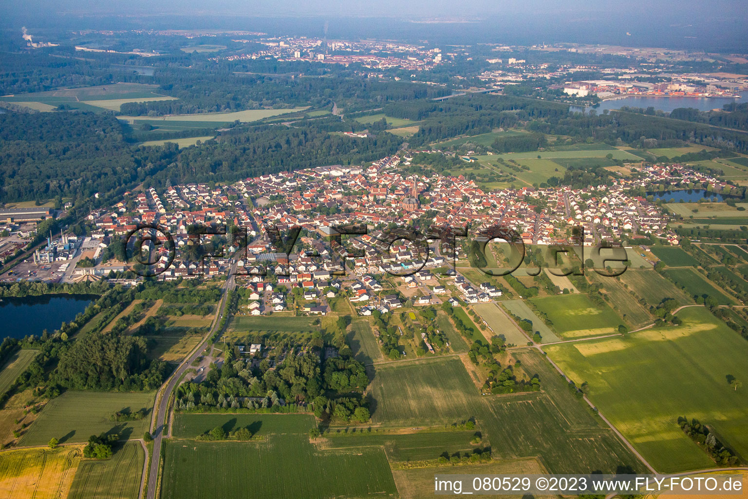 Von Nordosten im Ortsteil Rheinsheim in Philippsburg im Bundesland Baden-Württemberg, Deutschland