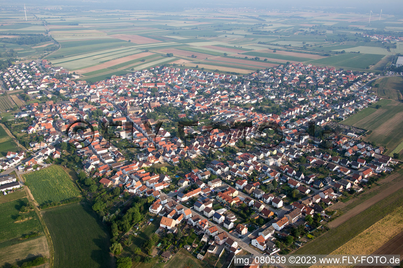 Luftaufnahme von Ortsteil Mechtersheim in Römerberg im Bundesland Rheinland-Pfalz, Deutschland