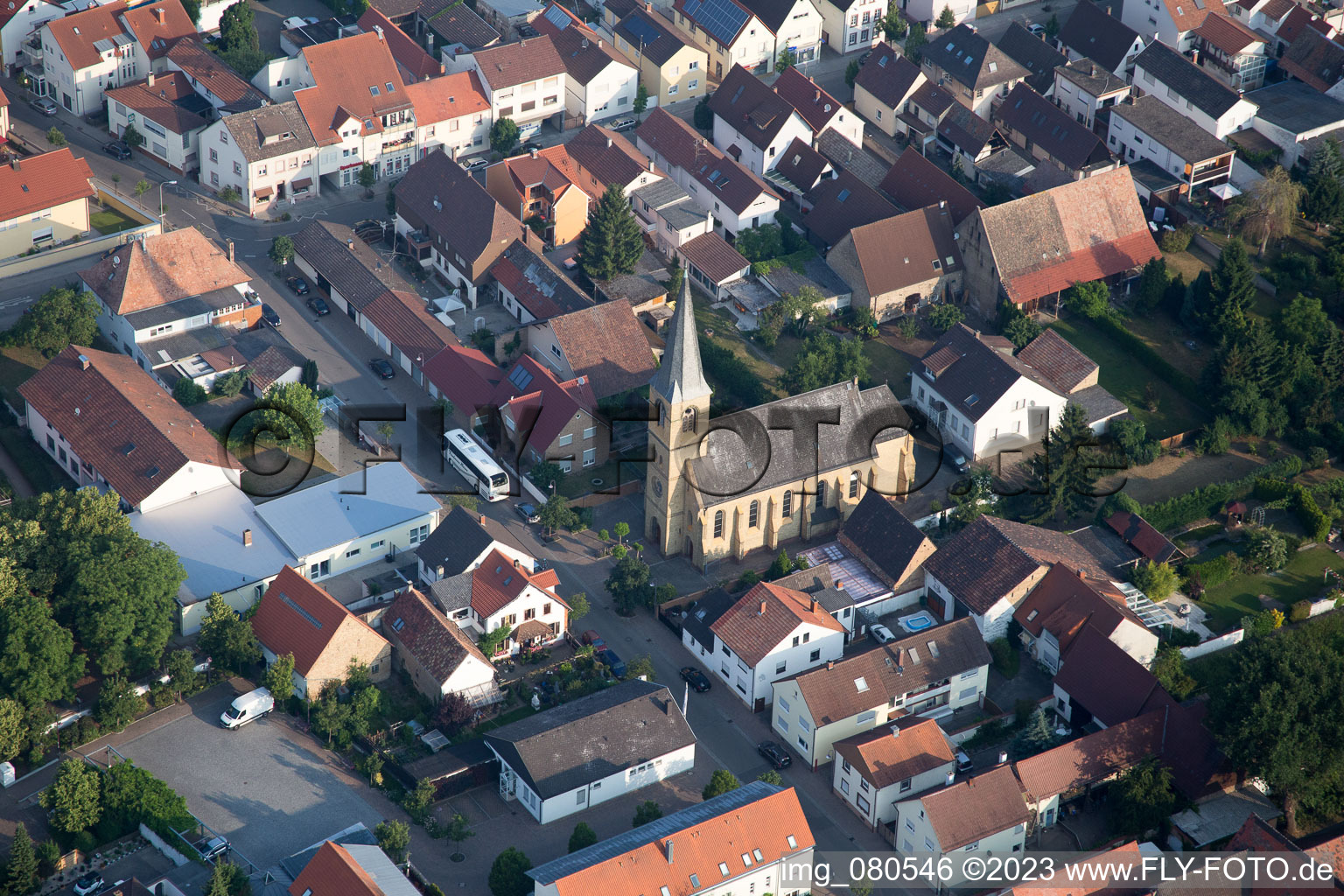 St. Laurentius Kirche im Ortsteil Mechtersheim in Römerberg im Bundesland Rheinland-Pfalz, Deutschland