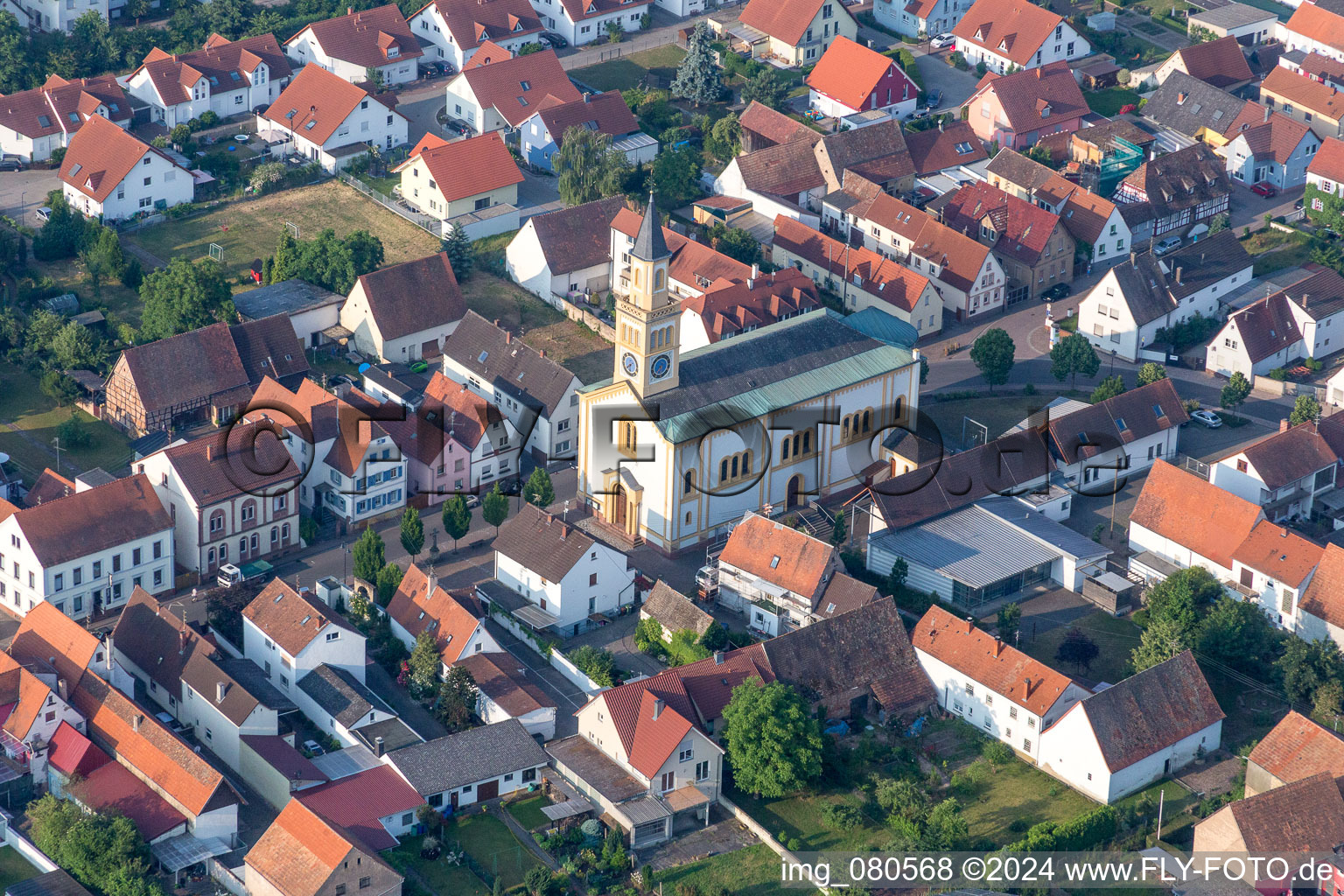 Kirchengebäude im Dorfkern in Lingenfeld im Bundesland Rheinland-Pfalz, Deutschland