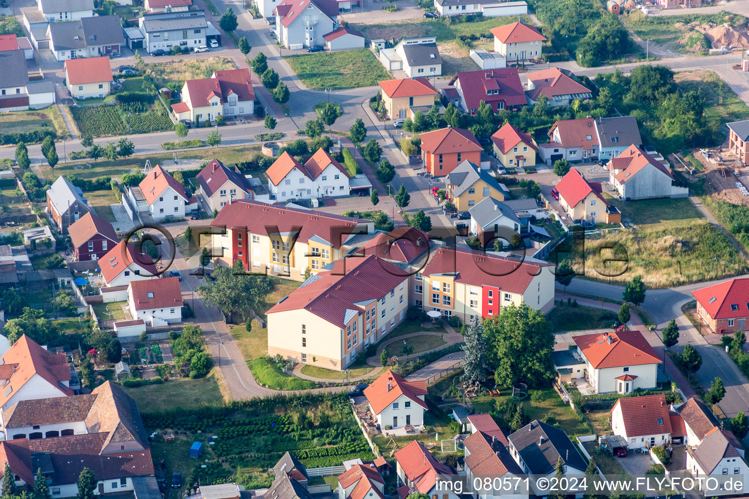 Gebäude des Seniorenzentrums Haus Edelberg Senioren-Zentrum Lingenfeld in Lingenfeld im Bundesland Rheinland-Pfalz, Deutschland