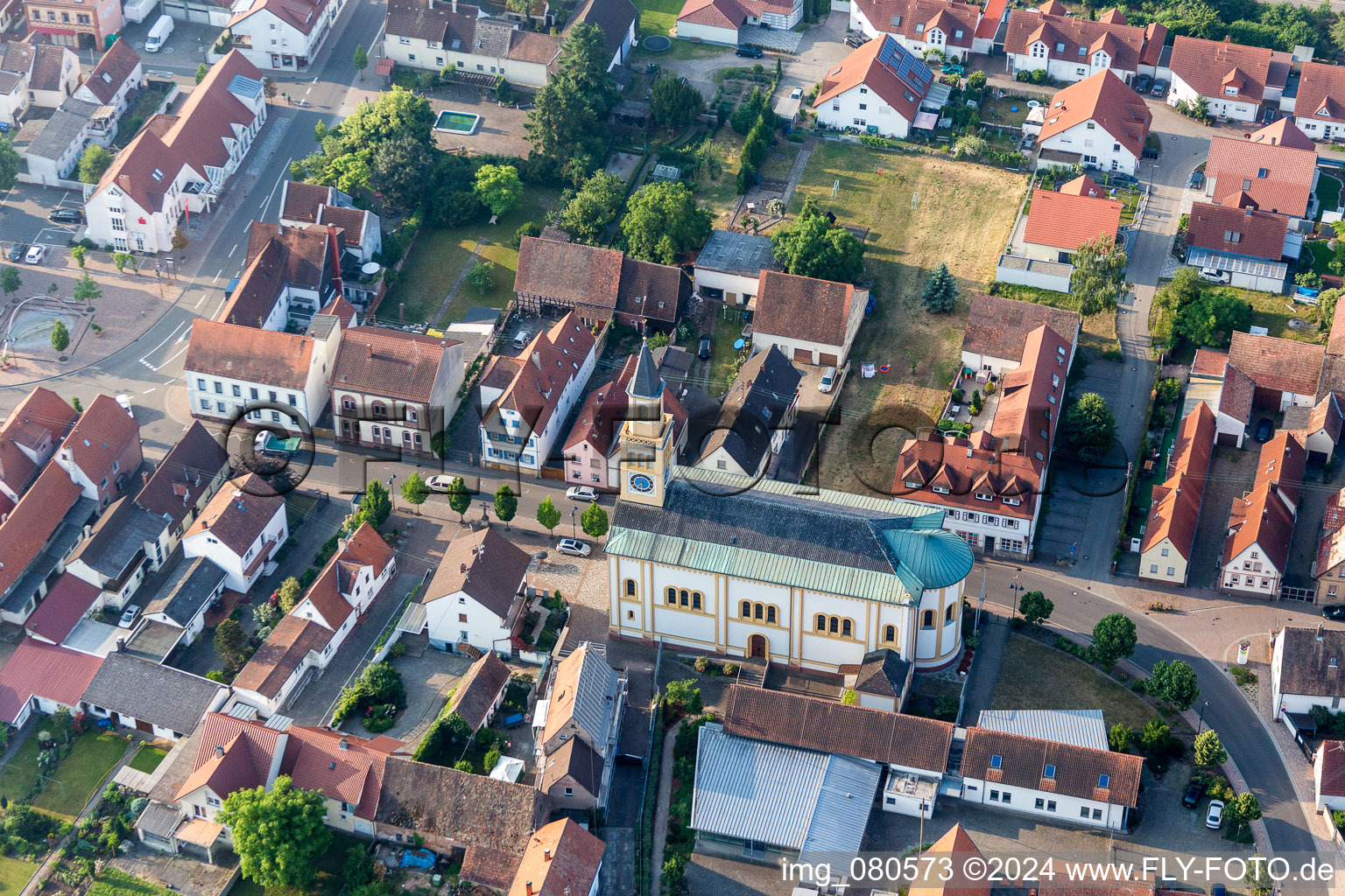 Luftbild von Kirchengebäude im Dorfkern in Lingenfeld im Bundesland Rheinland-Pfalz, Deutschland
