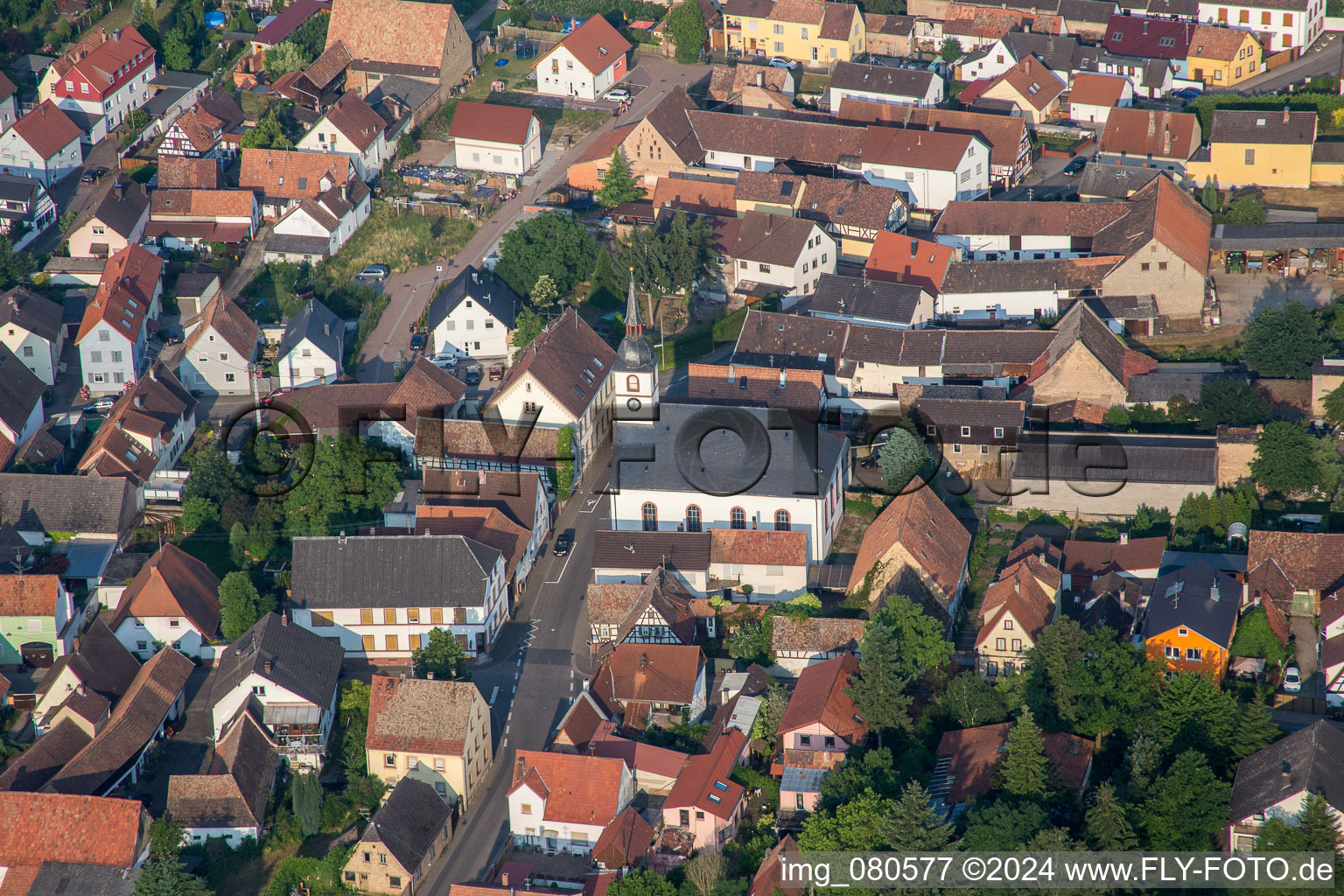 Kirchengebäude der Prot. Kirche im Dorfkern in Westheim (Pfalz) im Bundesland Rheinland-Pfalz, Deutschland