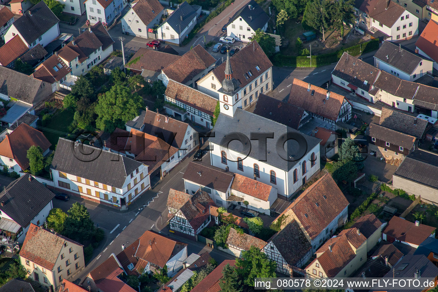 Luftbild von Kirchengebäude der Prot. Kirche im Dorfkern in Westheim im Bundesland Rheinland-Pfalz, Deutschland