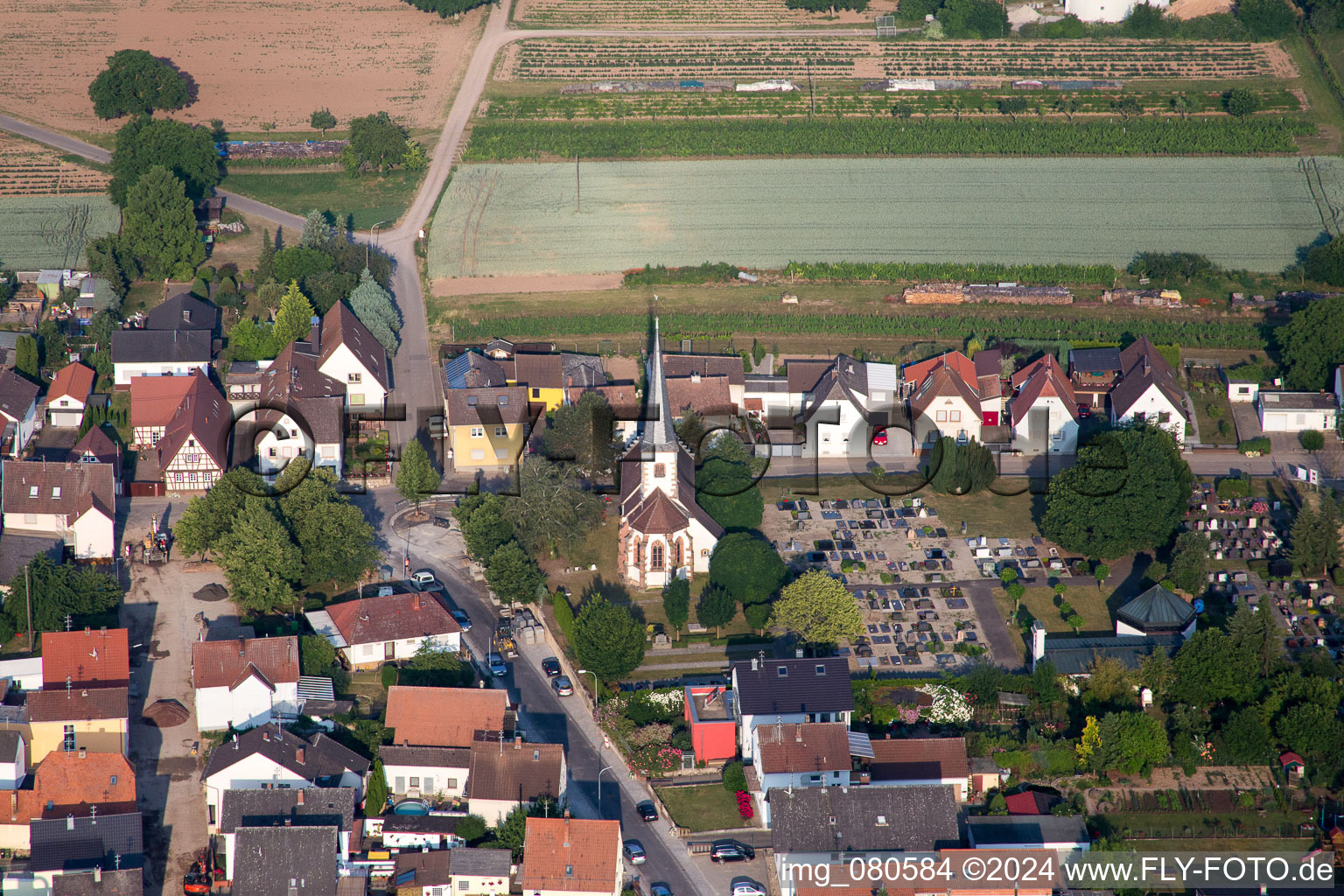 Kirchengebäude der  Evangelische Kirche Unterdorf Lustadt im Dorfkern in Lustadt im Bundesland Rheinland-Pfalz, Deutschland