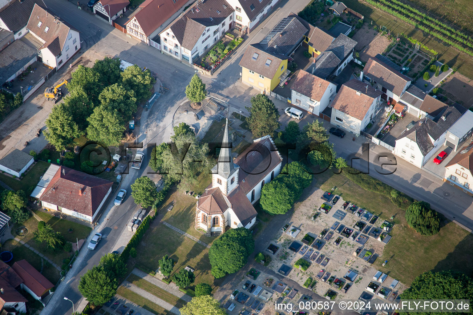 Luftbild von Kirchengebäude der  Evangelische Kirche Unterdorf Lustadt im Dorfkern in Lustadt im Bundesland Rheinland-Pfalz, Deutschland