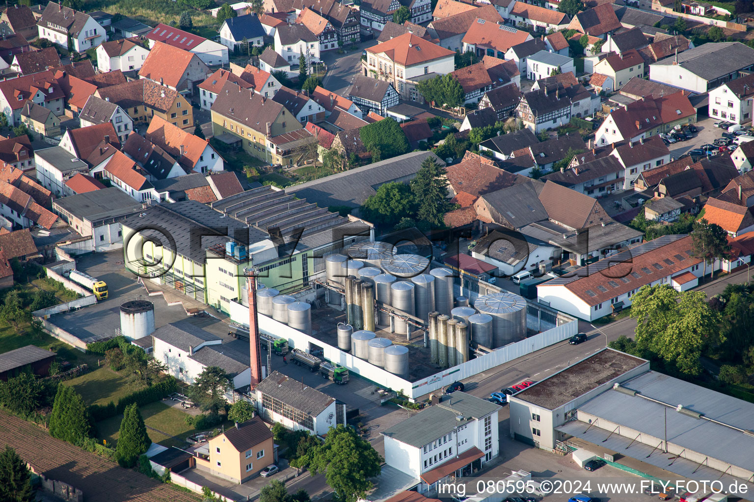 Gebäude und Produktionshallen in Lustadt im Bundesland Rheinland-Pfalz, Deutschland