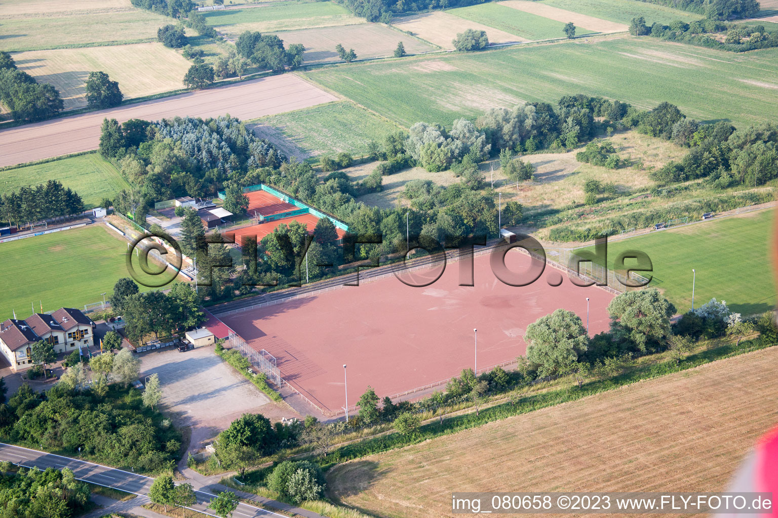 Zeiskam im Bundesland Rheinland-Pfalz, Deutschland aus der Drohnenperspektive