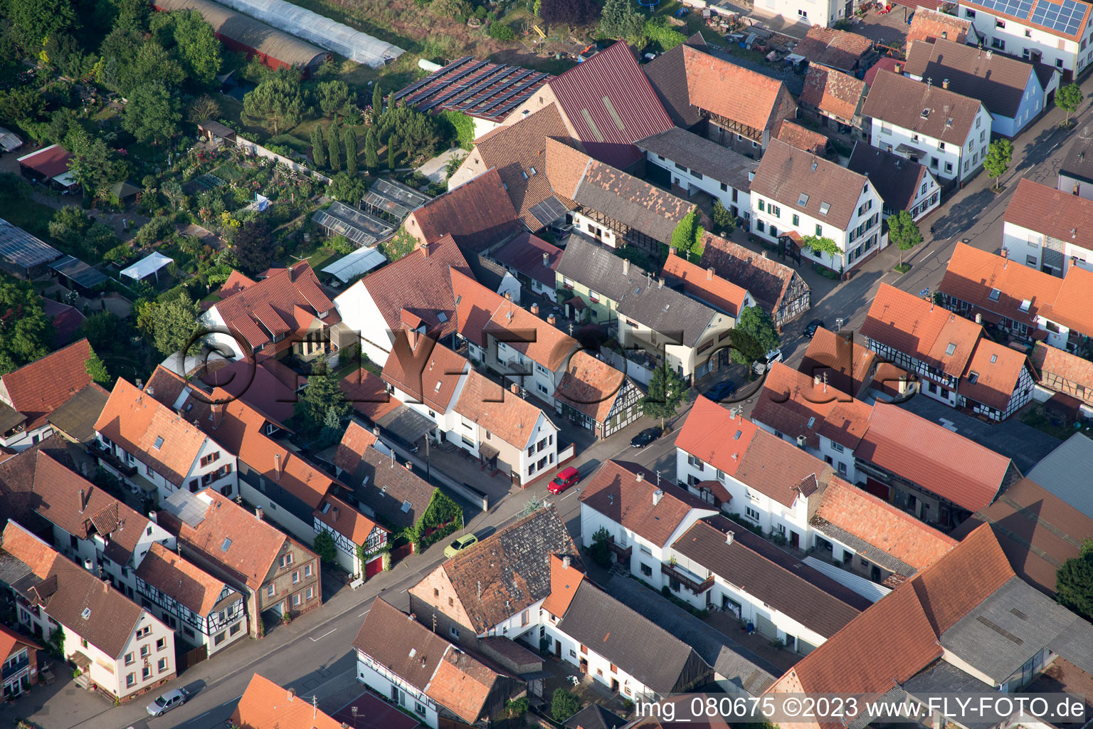 Ottersheim bei Landau im Bundesland Rheinland-Pfalz, Deutschland aus der Drohnenperspektive