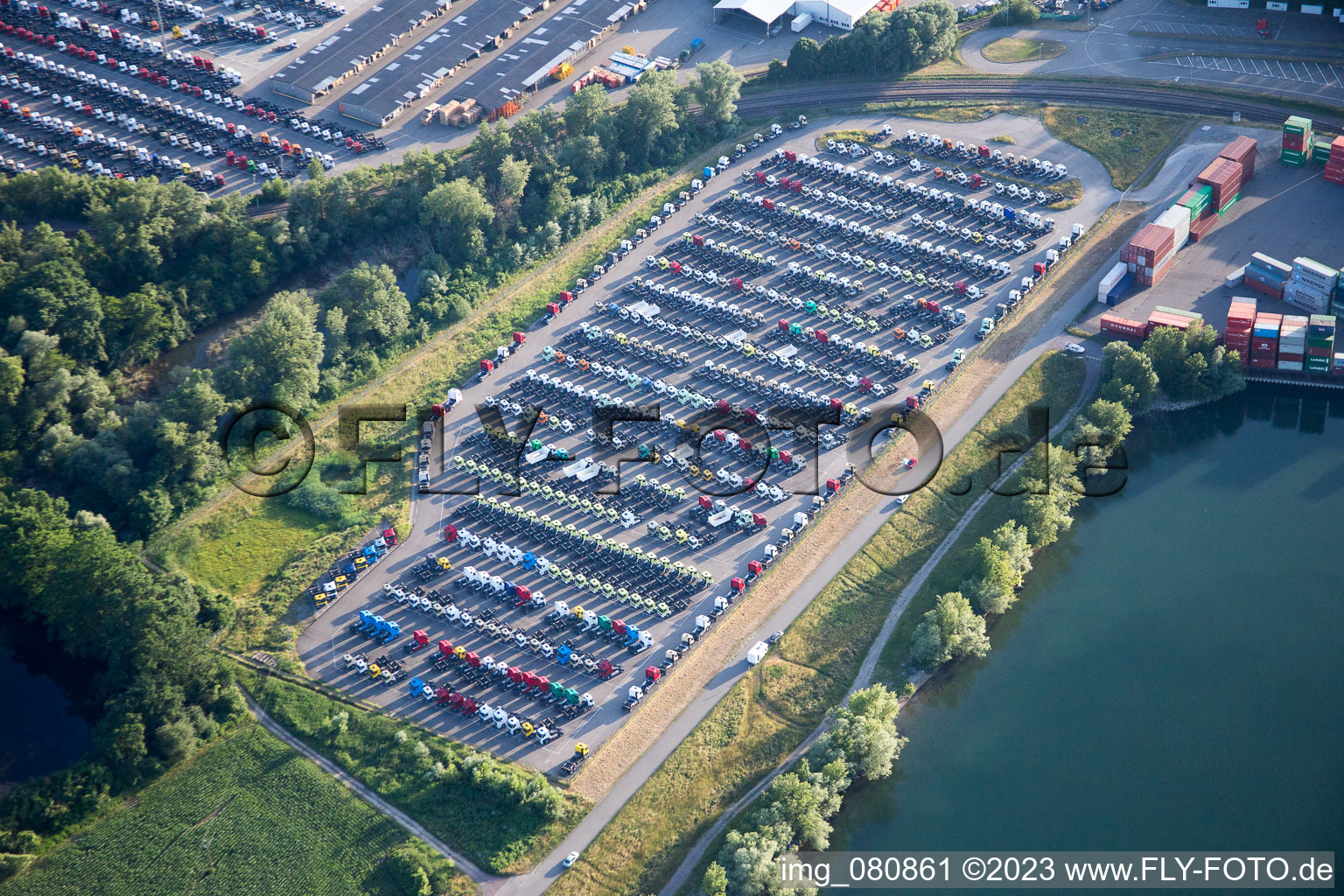 Luftaufnahme von Wörth am Rhein, Daimler im Ortsteil Maximiliansau im Bundesland Rheinland-Pfalz, Deutschland