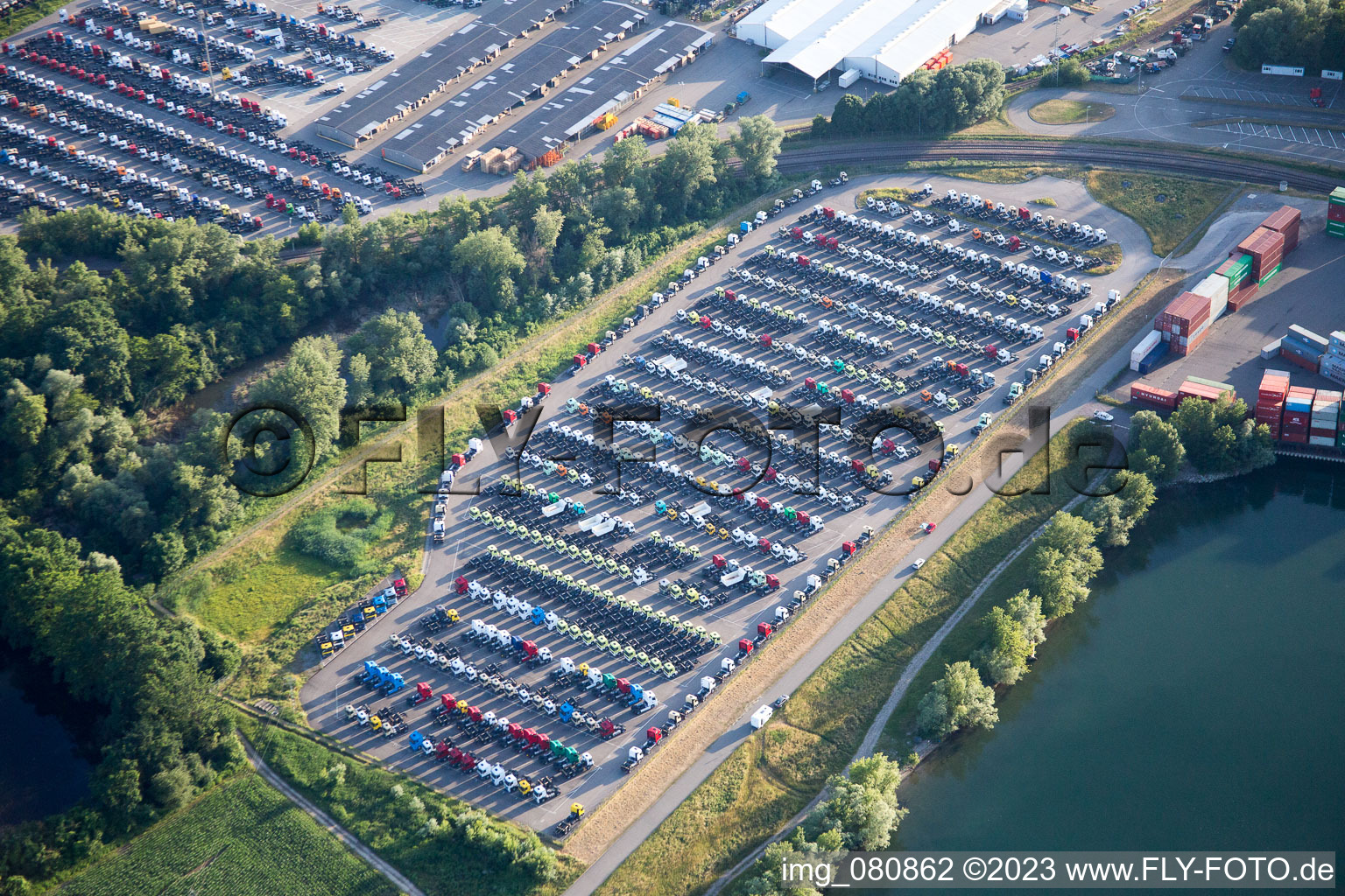 Schrägluftbild von Wörth am Rhein, Daimler im Ortsteil Maximiliansau im Bundesland Rheinland-Pfalz, Deutschland