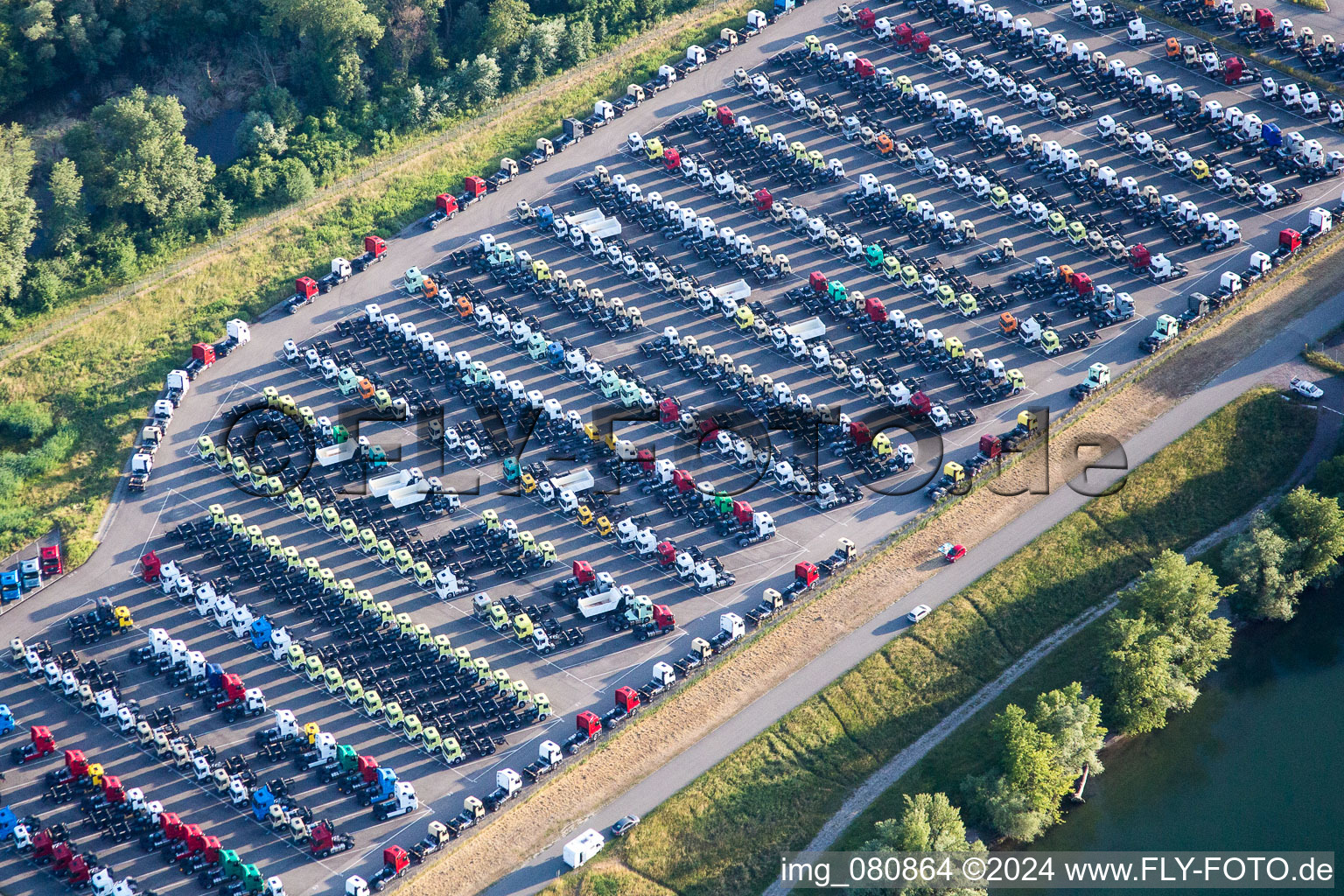 Abstellflächen für neue LKW-Zugfahrzeuge der Daimler Automobilwerke in Wörth am Rhein im Ortsteil Maximiliansau im Bundesland Rheinland-Pfalz, Deutschland