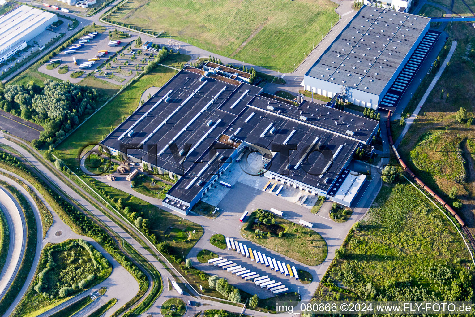 Gebäude und Produktionshallen auf dem Werksgelände der Europack GmbH im Ortsteil Industriegebiet Wörth-Oberwald in Wörth am Rhein im Bundesland Rheinland-Pfalz, Deutschland