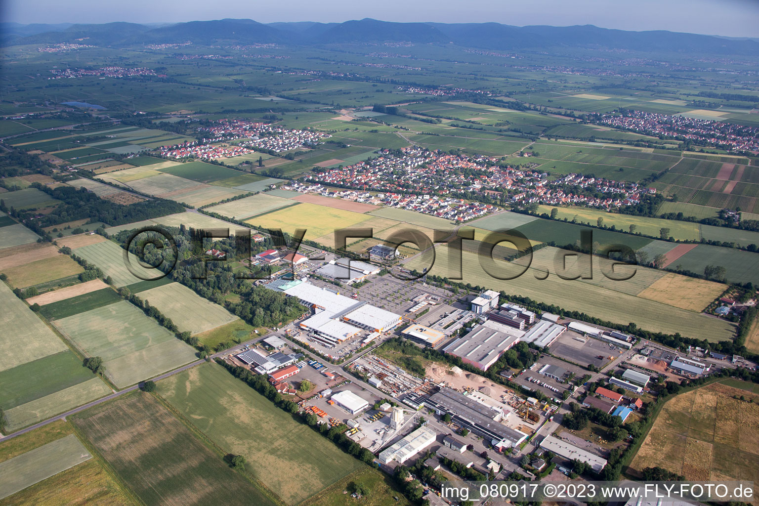 Industriegebiet Bruchwiesenstraße mit Hornbach Baumarkt in Essingen im Bundesland Rheinland-Pfalz, Deutschland