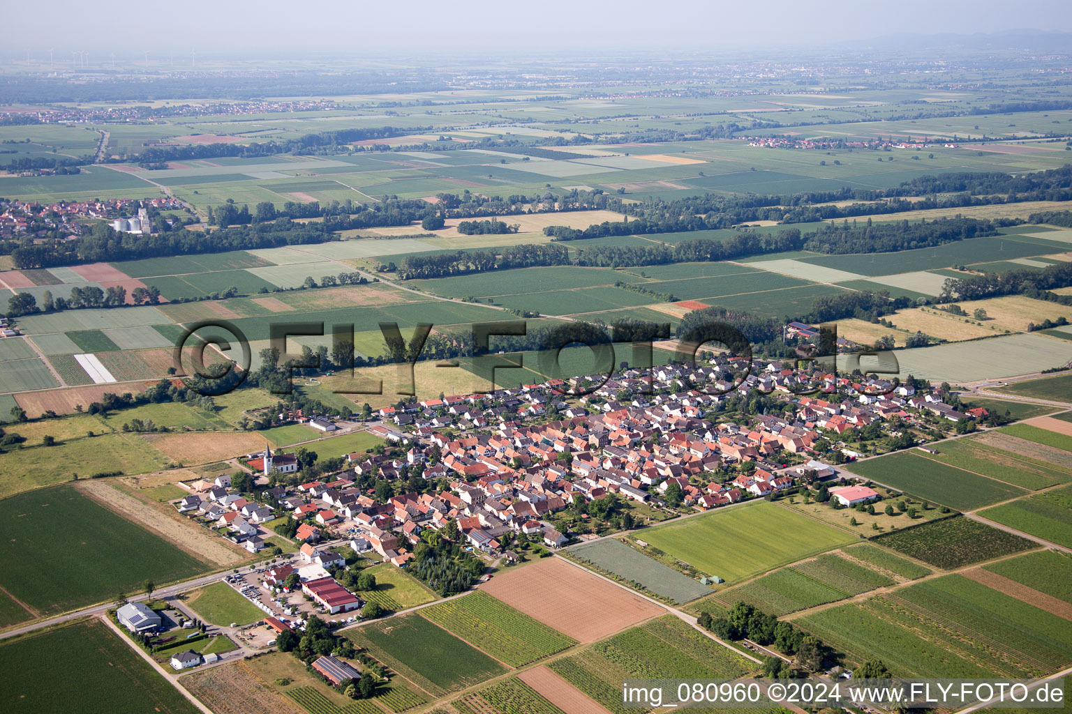 Ortsansicht der Straßen und Häuser der Wohngebiete in Altdorf im Bundesland Rheinland-Pfalz, Deutschland