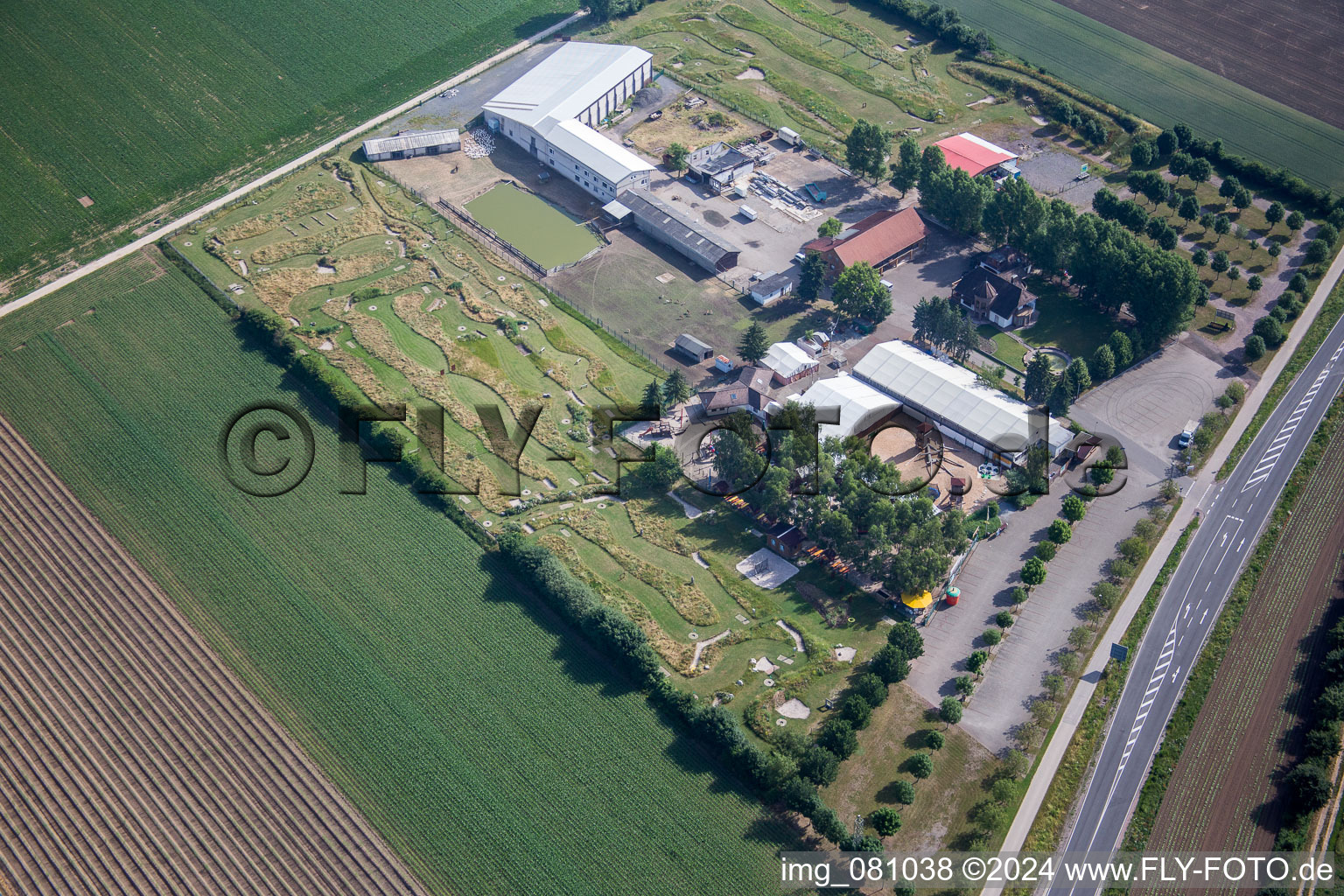 Luftbild von Zelt der Freiluft- Gaststätte Adamshof und Fussgolf-Anlage Kandel in Kandel im Bundesland Rheinland-Pfalz, Deutschland