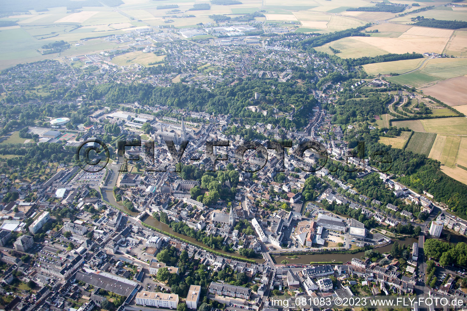 Drohnenbild von Vendôme im Bundesland Loir-et-Cher, Frankreich